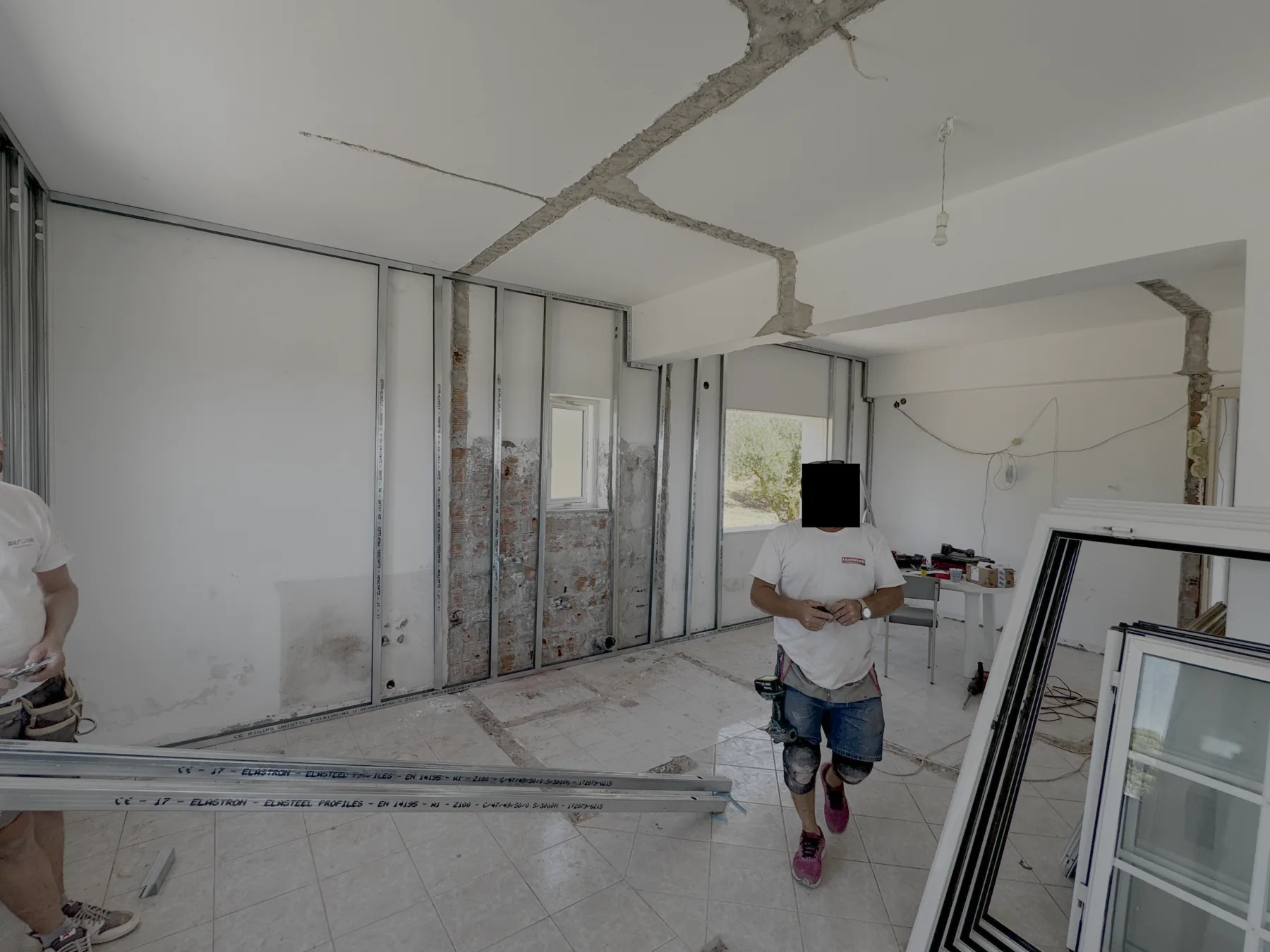 Το εσωτερικό των γραφείων κατά τις εργασίες.