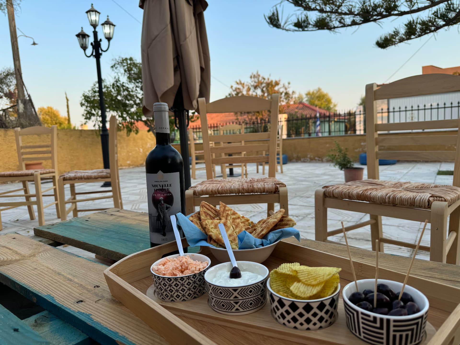 Φαγητό και κρασί στη βεράντα του Crazy Horse Café.